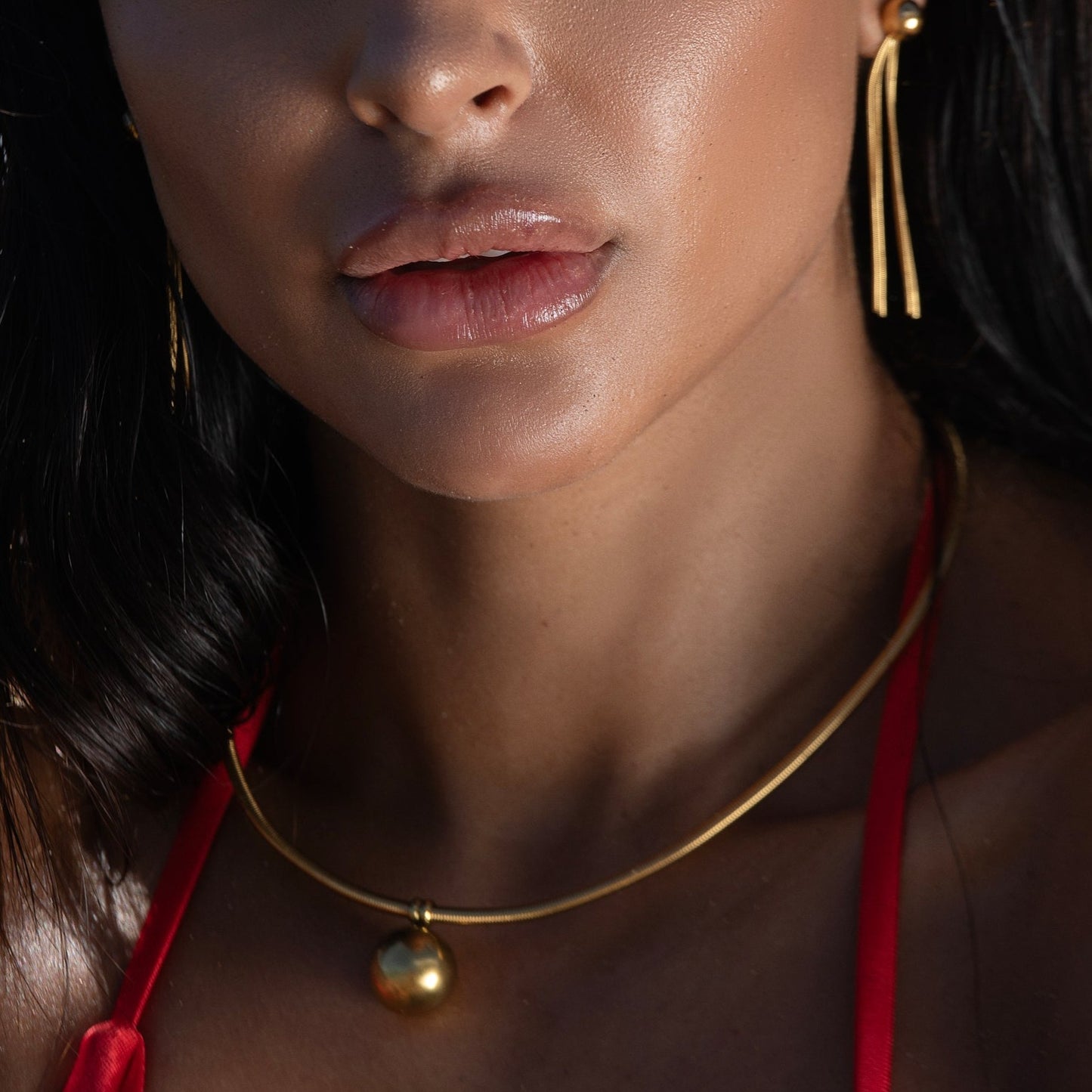 The Sphere Magnetic Choker made of stainless steel, featuring a central sphere as a striking focal point. The choker has a thickness of 3.5mm and a circumference of 44cm, with a magnetic clasp at the back for easy wear and removal. This piece combines practicality with stylish design.