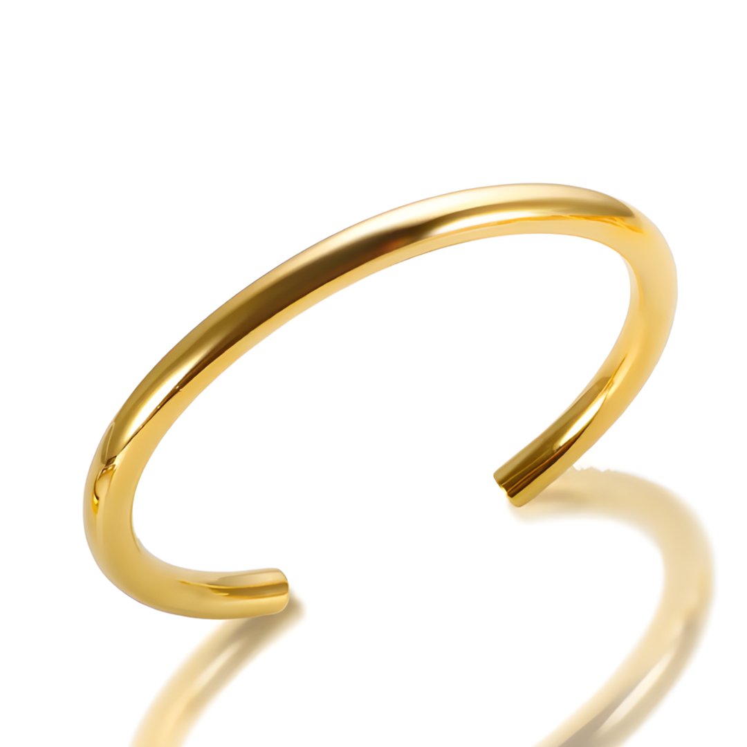 A stainless steel bracelet with a thickness of 5mm. The bracelet has an inside diameter of 6cm and an outside diameter of 6.5cm, offering a subtle yet bold statement perfect for adding sophistication to any outfit.